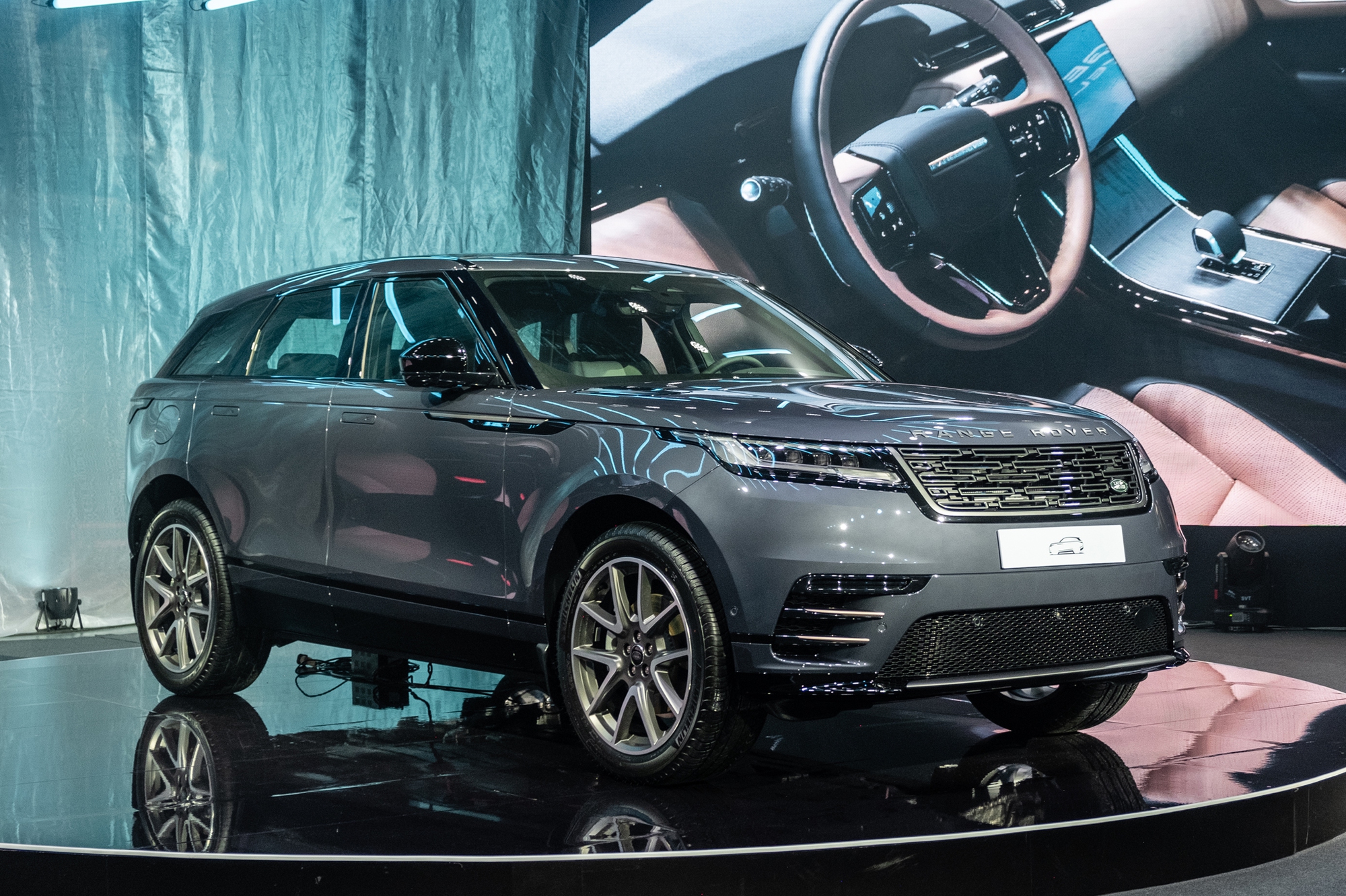 Range Rover Velar 2025 ra mắt Việt Nam: Giá từ hơn 3,7 tỷ, màn hình mới, treo khí nén, mạnh nhất gần 400 mã lực, chạy 64km không cần xăng- Ảnh 7.