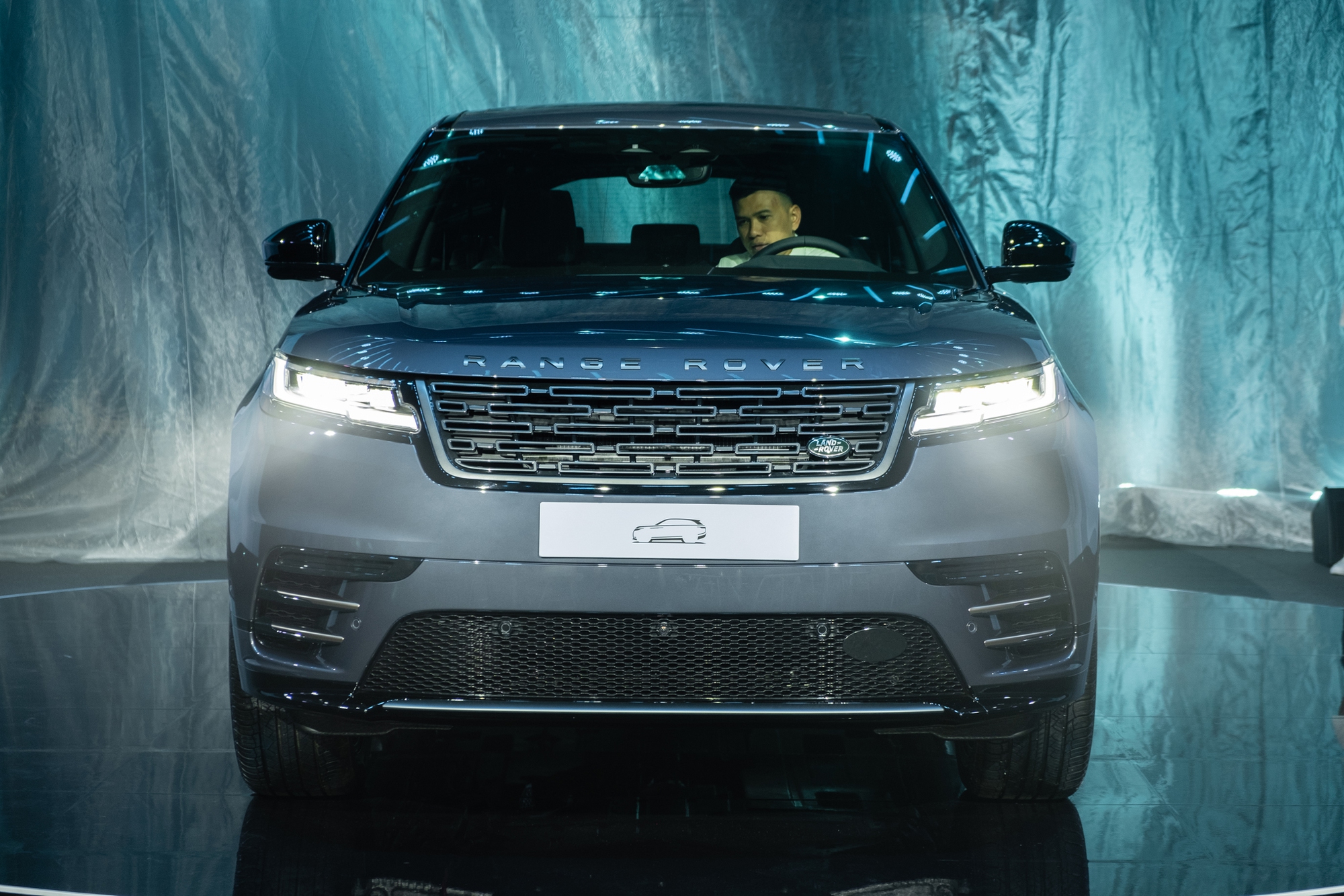 Range Rover Velar 2025 ra mắt Việt Nam: Giá từ hơn 3,7 tỷ, màn hình mới, treo khí nén, mạnh nhất gần 400 mã lực, chạy 64km không cần xăng- Ảnh 3.