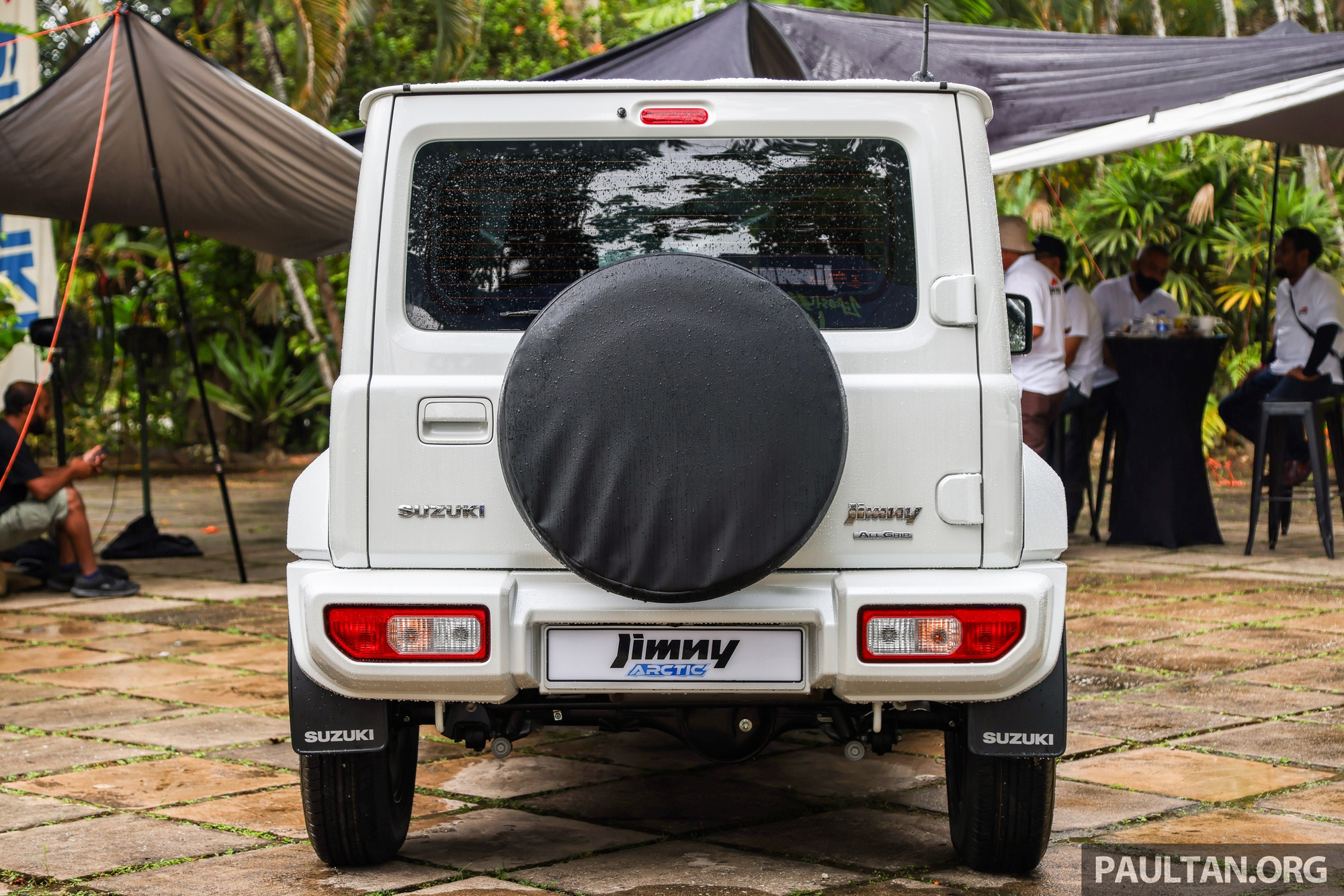 Xuất hiện Suzuki Jimny phiên bản 'Bắc Cực': Ngoại thất trắng toát, ghế da Nappa, động cơ như cũ, giá quy đổi gần 1 tỷ- Ảnh 7.