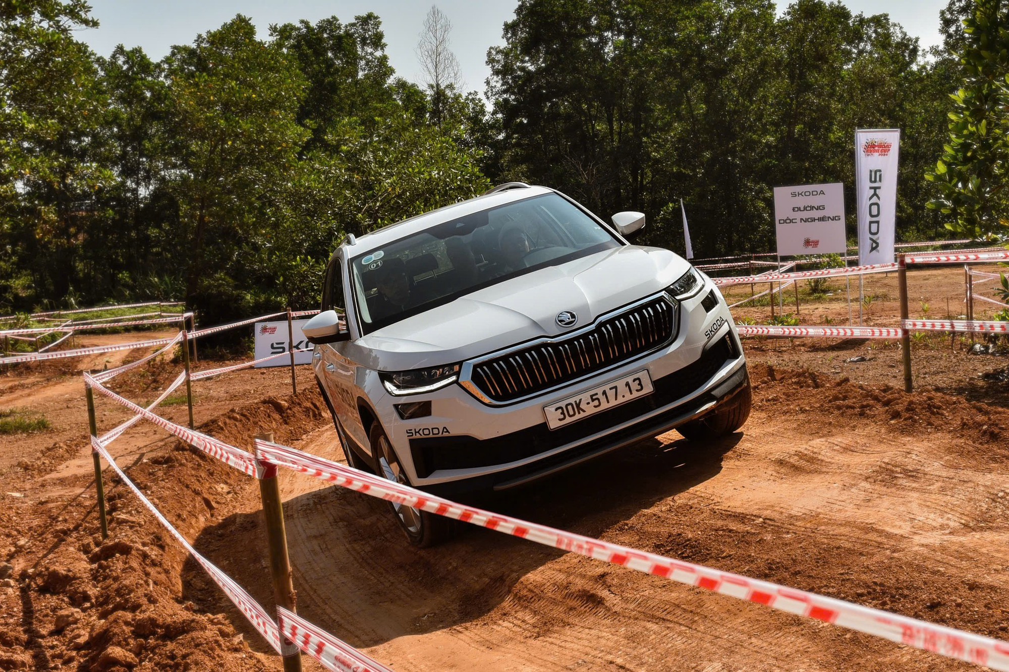 Skoda Kodiaq giảm mạnh tới 166 triệu đồng: Xe nhập quyết đua tranh Santa Fe, CX-8 lắp ráp trong nước- Ảnh 3.