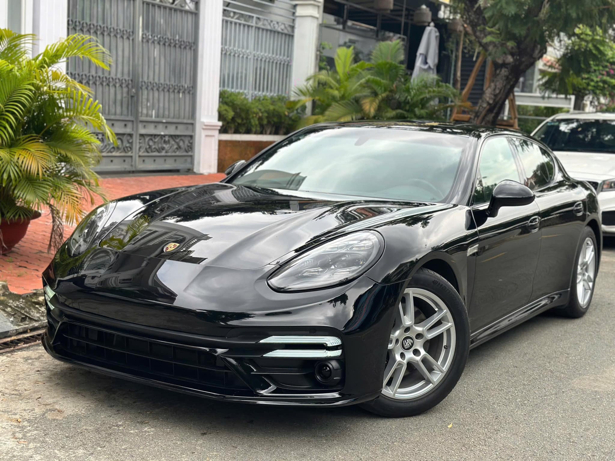 Porsche Panamera 2011 rao bán gần 1 tỷ: Đầu xe nâng cấp giống đời mới, người bán khẳng định xe nguyên bản, chấp 'mọi thầy thợ giỏi nhất đến xem'- Ảnh 2.