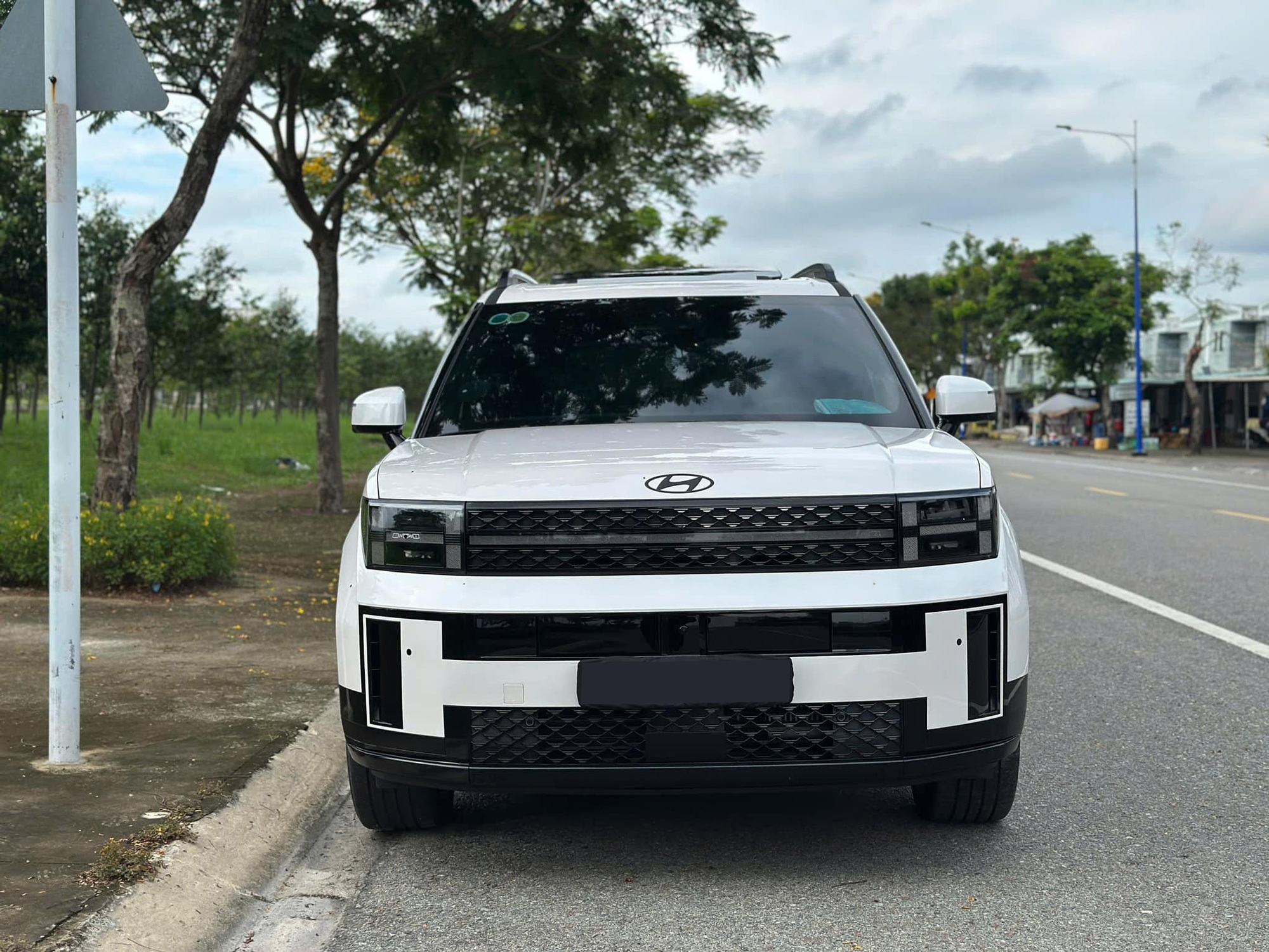 Chạy lướt 1.000 km, Hyundai Santa Fe bản full rao bán cao hơn giá niêm yết 104 triệu đồng- Ảnh 3.