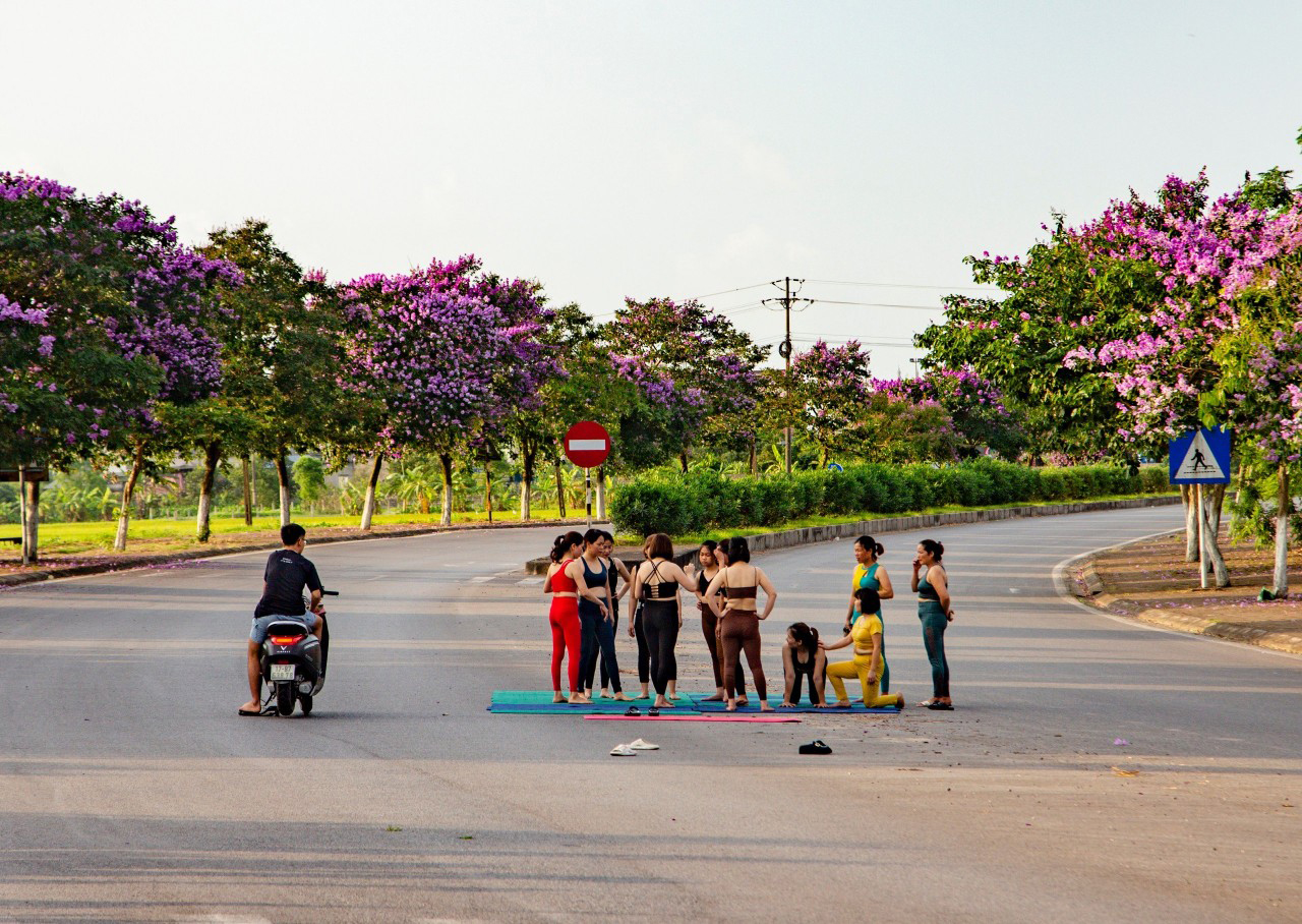 Người phụ nữ thản nhiên uốn éo tập yoga trên đại lộ nườm nượp xe cộ khiến dân tình thót tim, ngán ngẩm- Ảnh 5.