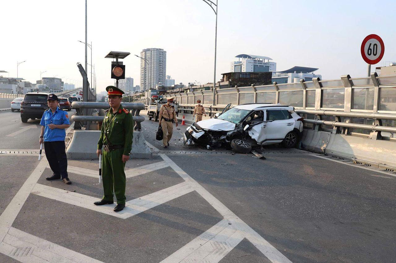 Công an thông tin vụ lao xe kinh hoàng, bánh xe rơi ra đường ở Hà Nội- Ảnh 1.