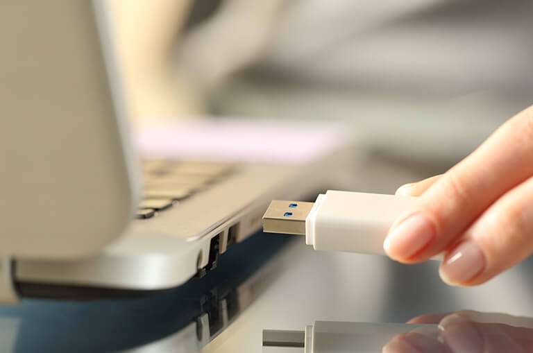 Gần 2025 rồi mà vẫn dùng USB để lưu công việc thì quả là lỗi thời- Ảnh 2.