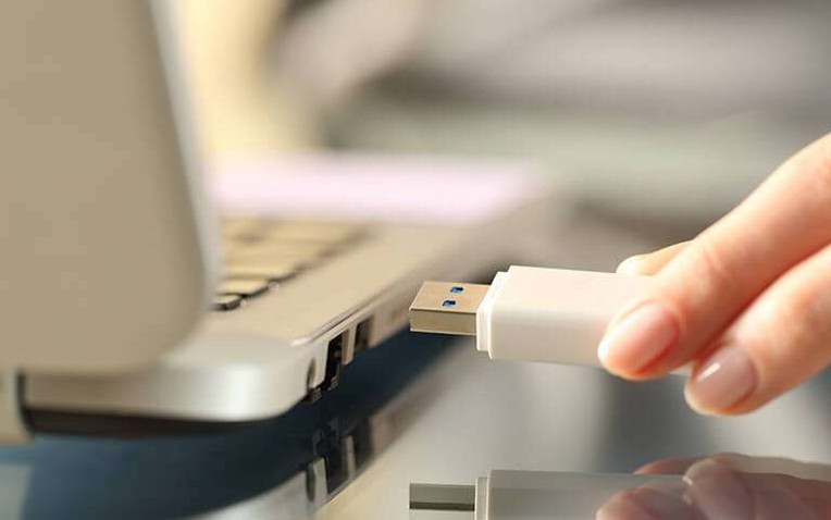 Gần 2025 rồi mà vẫn dùng USB để lưu công việc thì quả là lỗi thời- Ảnh 1.