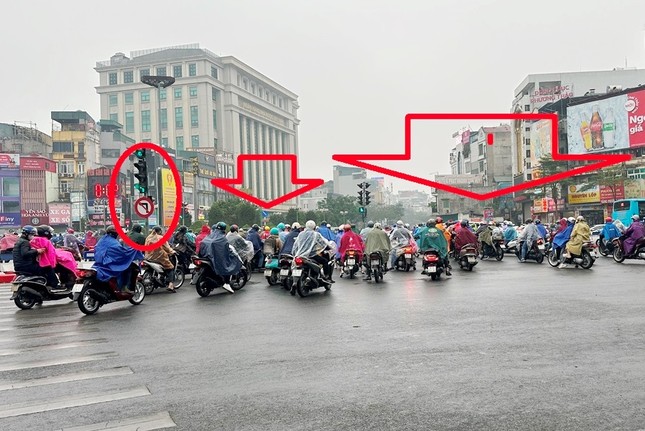 Một nhịp đèn hơn 300 xe máy đi ngược chiều tại Hà Nội- Ảnh 1. Một nhịp đèn hơn 300 xe máy đi ngược chiều tại Hà Nội- Ảnh 1.