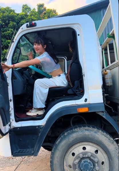 Mỹ nhân Tuyên Quang lái xe tải 30 tấn gây sốt, bố mẹ chia sẻ thêm nhiều điều gây bất ngờ- Ảnh 6. Mỹ nhân Tuyên Quang lái xe tải 30 tấn gây sốt, bố mẹ chia sẻ thêm nhiều điều gây bất ngờ- Ảnh 6.