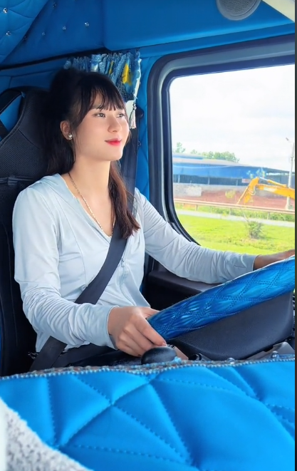 Mỹ nhân Tuyên Quang lái xe tải 30 tấn gây sốt, bố mẹ chia sẻ thêm nhiều điều gây bất ngờ- Ảnh 8. Mỹ nhân Tuyên Quang lái xe tải 30 tấn gây sốt, bố mẹ chia sẻ thêm nhiều điều gây bất ngờ- Ảnh 8.