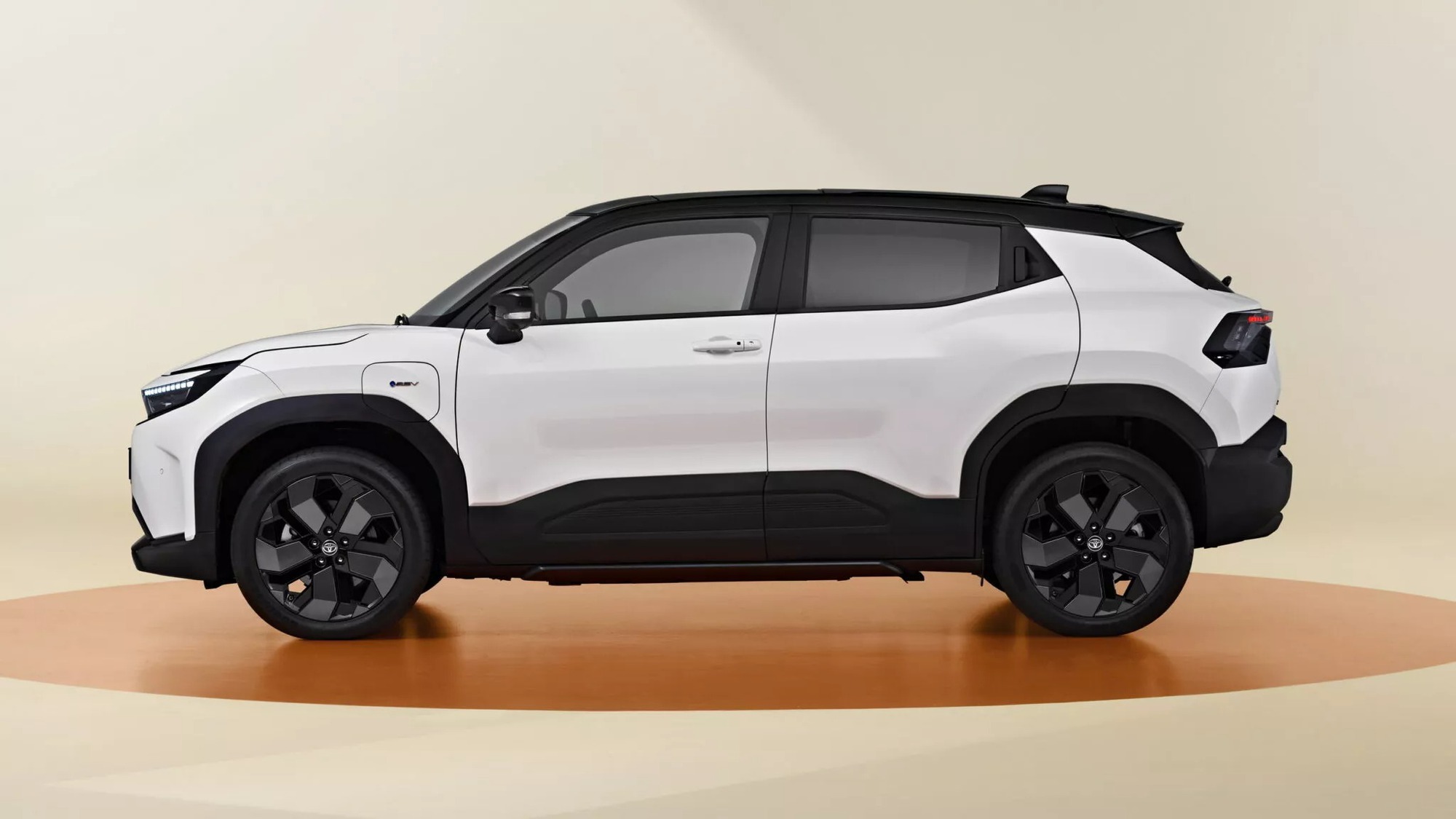 Toyota Urban Cruiser ra mắt: ‘Ruột’ Suzuki Vitara, nhiều công nghệ xịn, có AWD- Ảnh 8.