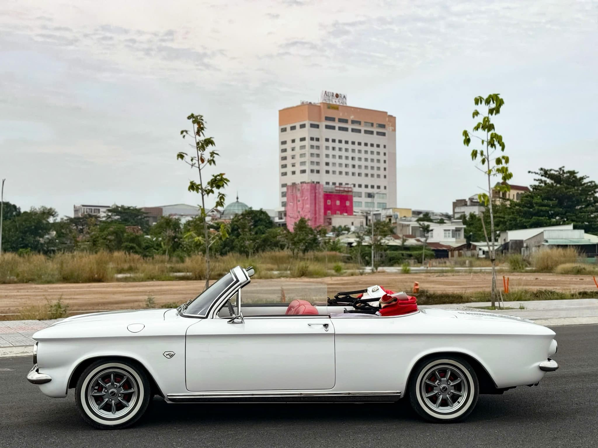 ‘Huyền thoại’ Chevrolet Corvair mui trần xuất hiện trên sàn xe cũ, người bán cho hay: ‘Xe cực hiếm, giá ngang Mẹc E’- Ảnh 9.