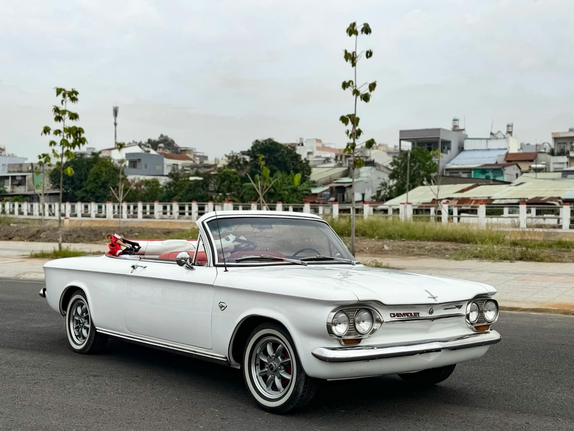 ‘Huyền thoại’ Chevrolet Corvair mui trần xuất hiện trên sàn xe cũ, người bán cho hay: ‘Xe cực hiếm, giá ngang Mẹc E’- Ảnh 2.