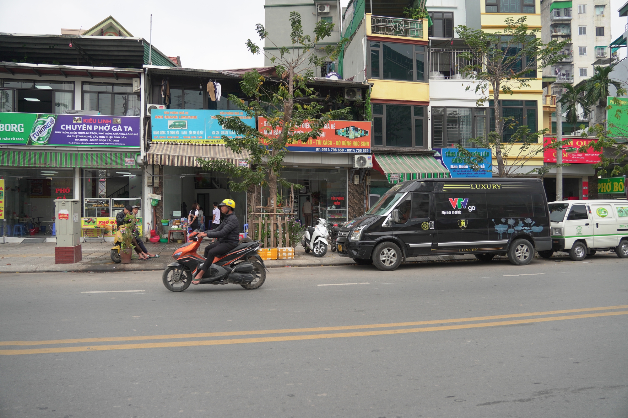 Hà Nội: Nhiều xe limousine, xe khách dán logo VTV dù không được phép- Ảnh 1.