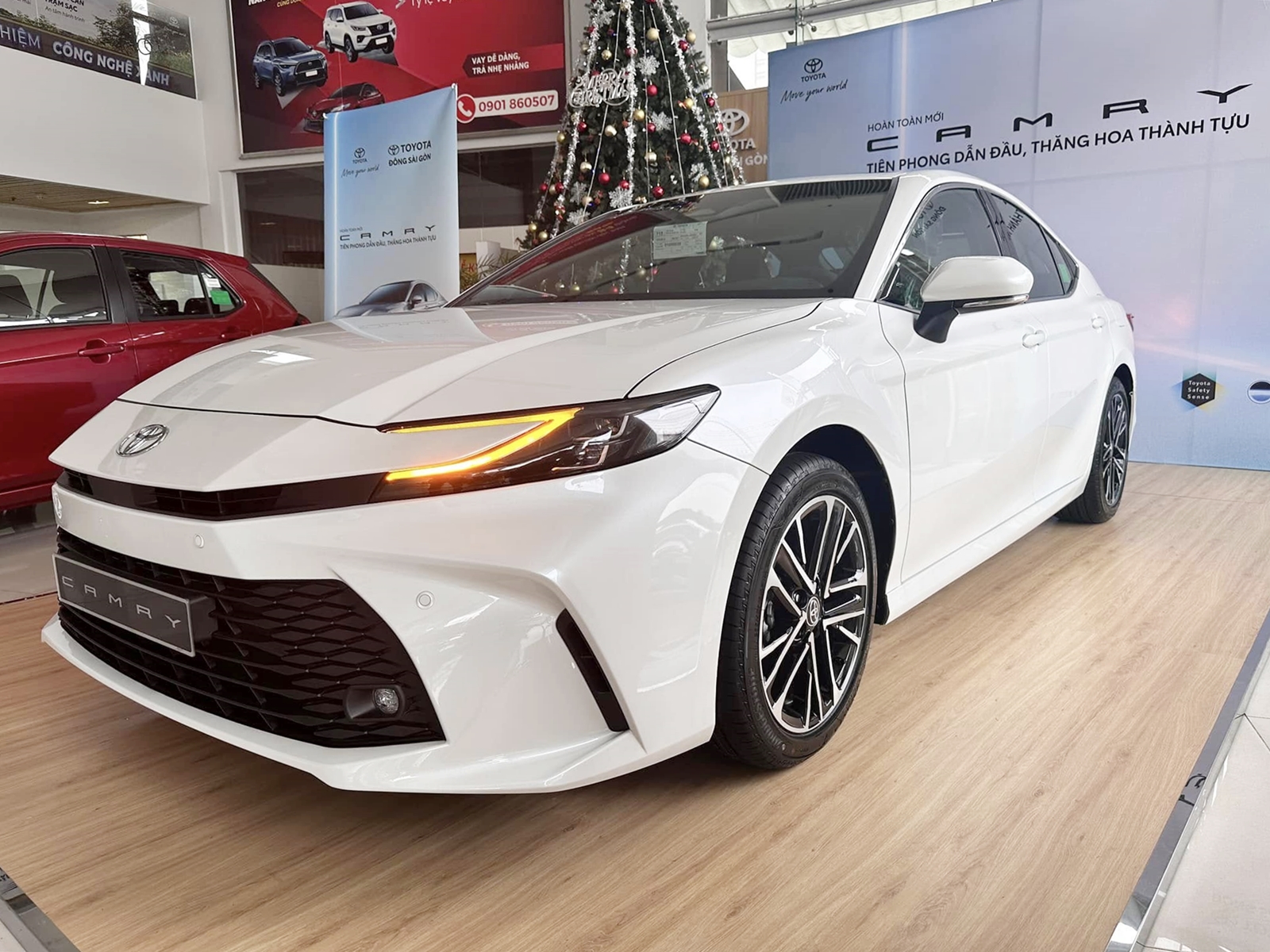 Ảnh thực tế Toyota Camry 2024 bản ‘base’ giá 1,22 tỷ đồng tại đại lý: Nhìn qua gần giống hệt bản cao cấp, khác chút công nghệ- Ảnh 3.