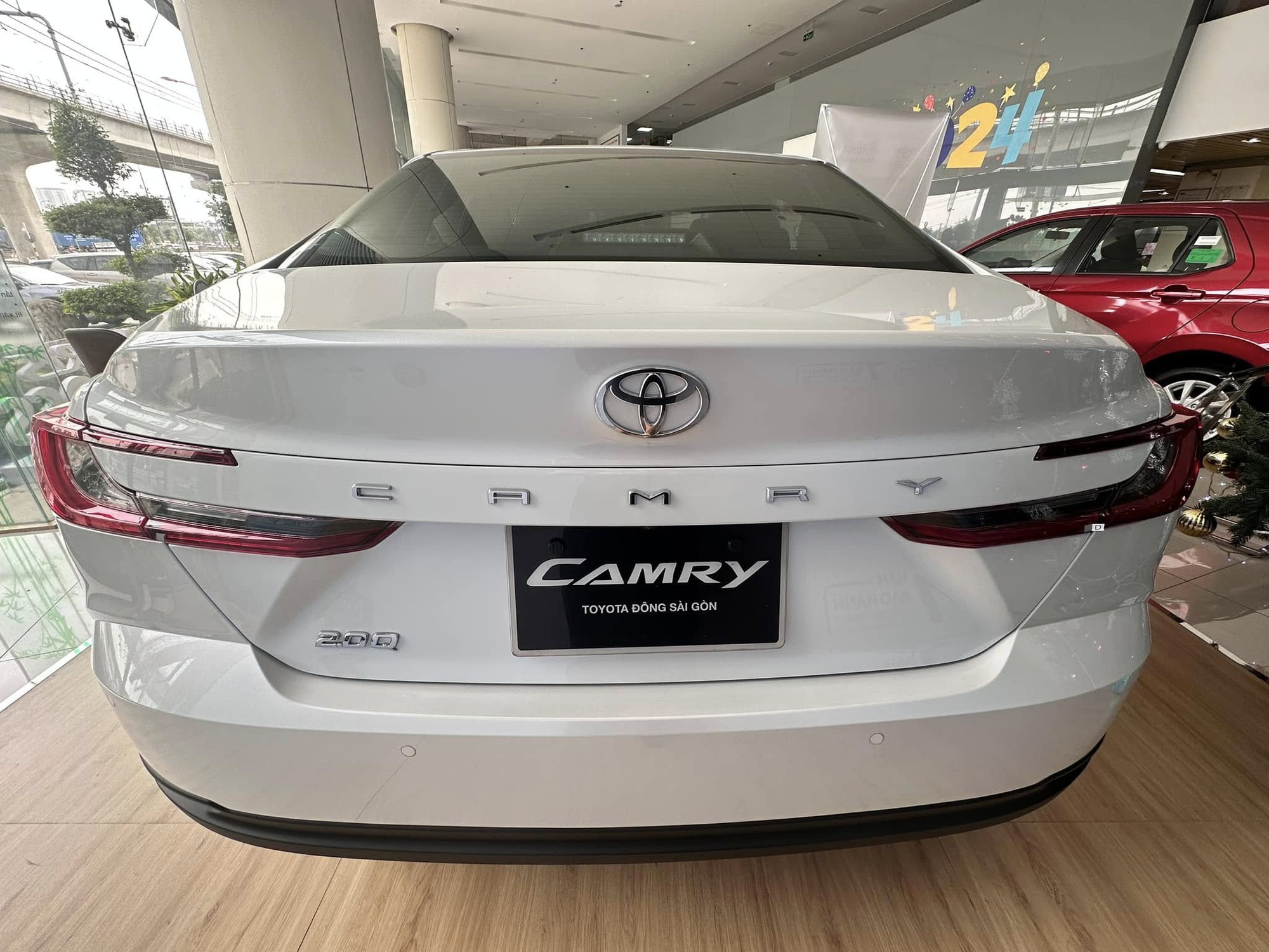 Ảnh thực tế Toyota Camry 2024 bản ‘base’ giá 1,22 tỷ đồng tại đại lý: Nhìn qua gần giống hệt bản cao cấp, khác chút công nghệ- Ảnh 5.