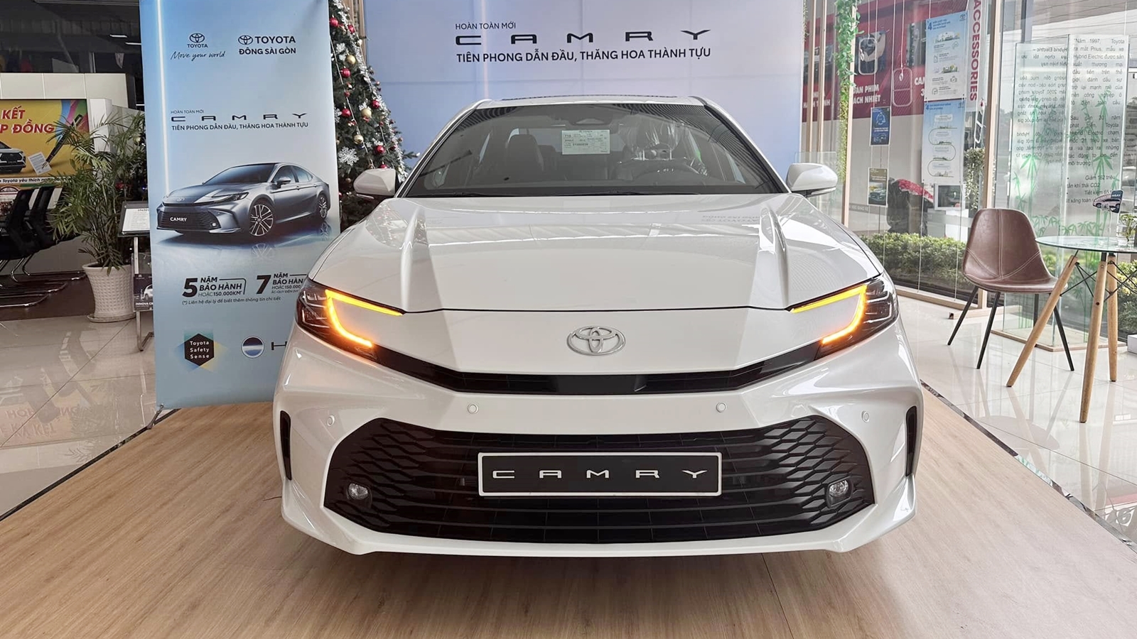 Ảnh thực tế Toyota Camry 2024 bản ‘base’ giá 1,22 tỷ đồng tại đại lý: Nhìn qua gần giống hệt bản cao cấp, khác chút công nghệ- Ảnh 2.