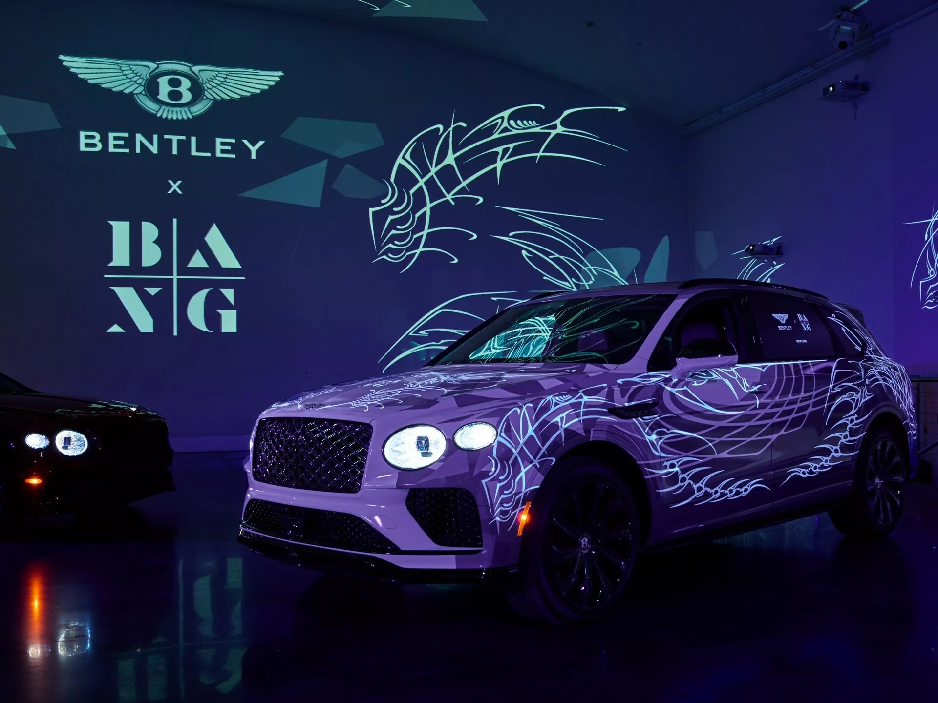 Chiếc Bentley Bentayga này được dán họa tiết cực cầu kỳ nhưng muốn xem được phải dùng loại ánh sáng đặc biệt- Ảnh 2.