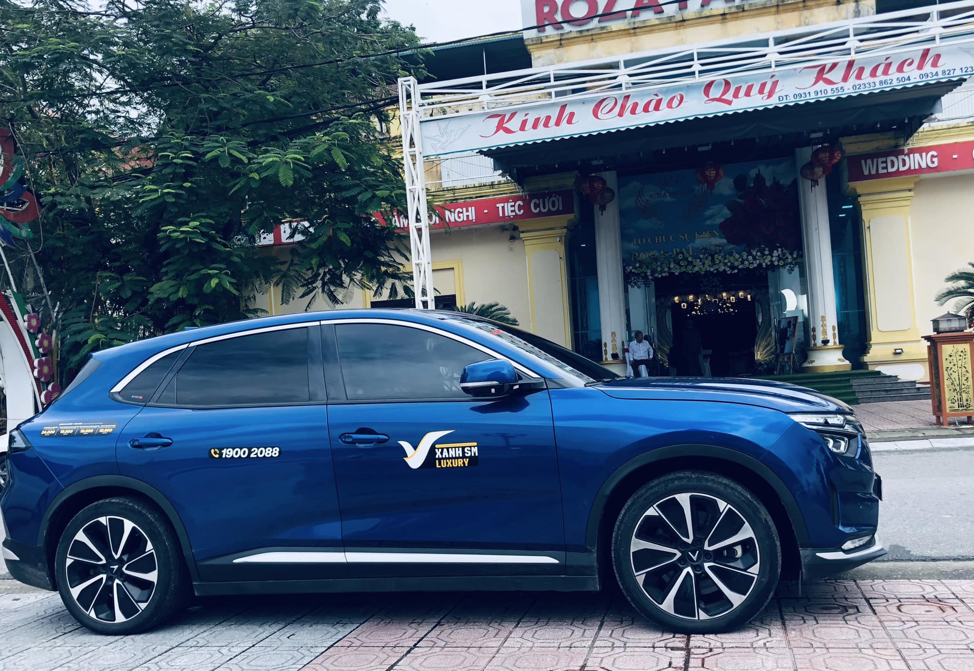 Tỷ phú Phạm Nhật Vượng dừng cho VinFast VF 8 làm taxi, chuyển sang công ty của con trai để cho thuê hoặc bán lại- Ảnh 3.