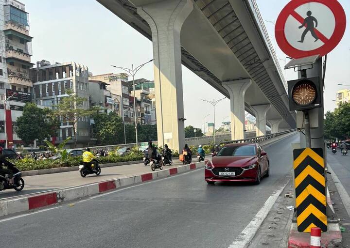 Xác minh ô tô đi ngược chiều trên đường Vành đai 2 Hà Nội gây xôn xao- Ảnh 1.