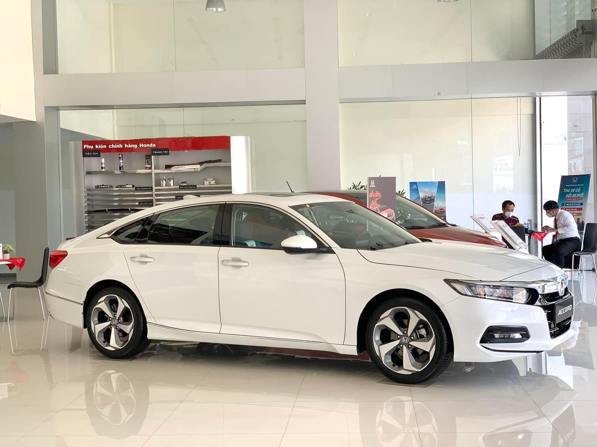 Chênh 99 triệu đồng, chọn Toyota Camry bản tiêu chuẩn nhiều tiện ích và an toàn hơn hay Honda Accord động cơ mạnh hơn- Ảnh 10.