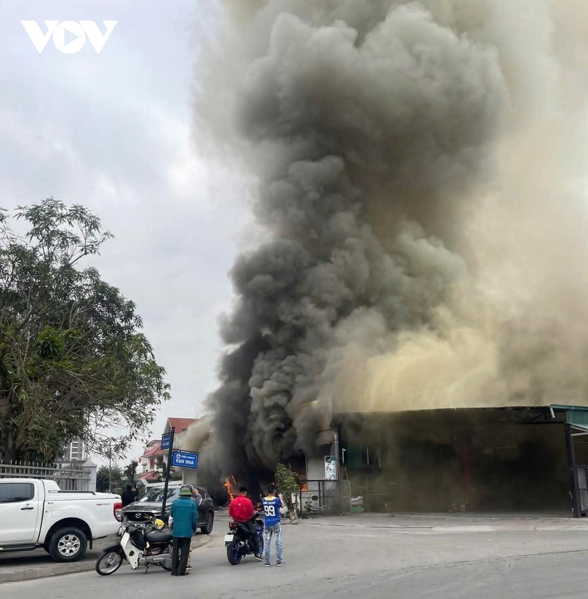 Cháy lớn tại gara sửa chữa ô tô ở Quảng Ninh- Ảnh 1.