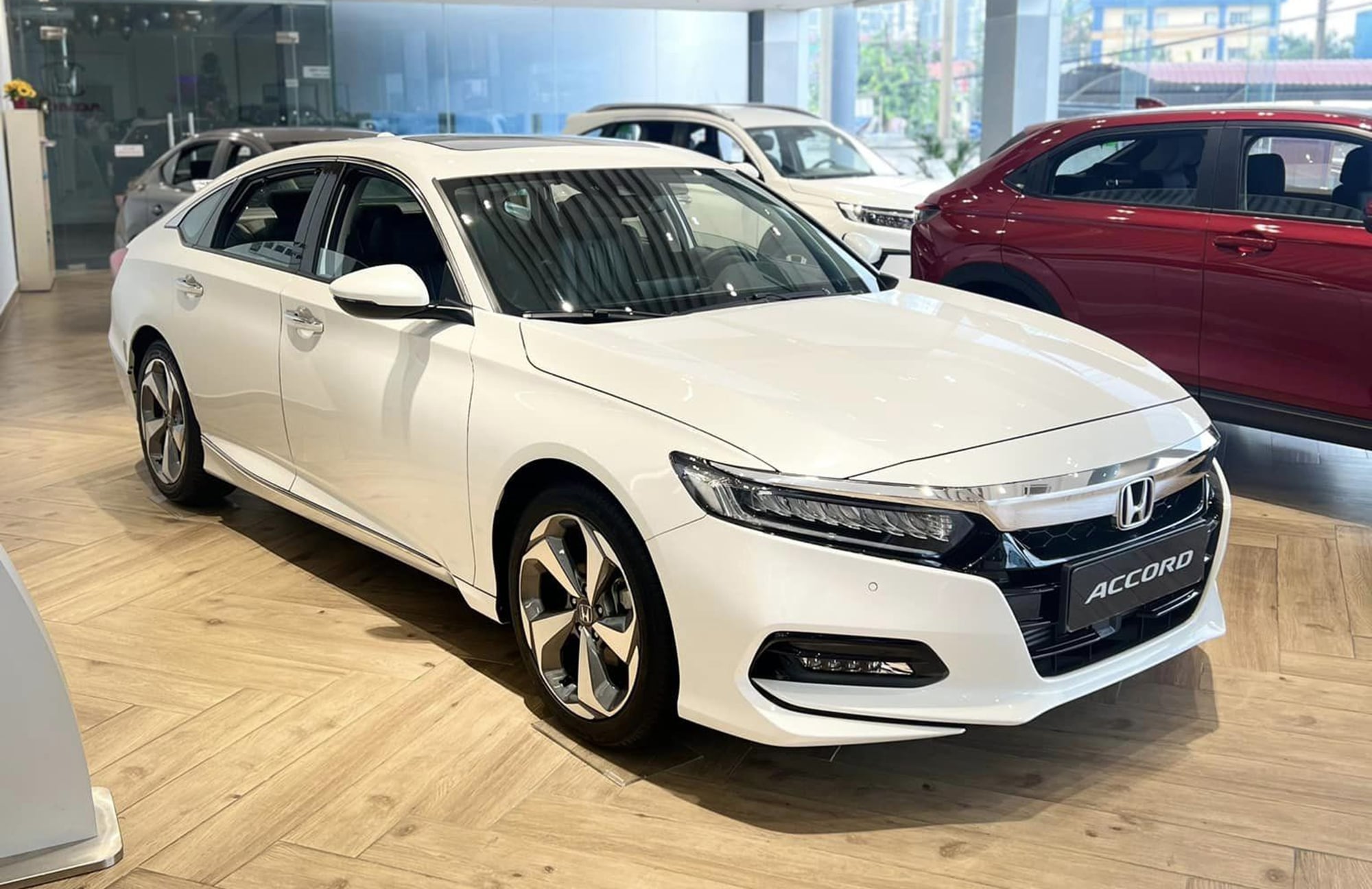 Chênh 99 triệu đồng, chọn Toyota Camry bản tiêu chuẩn nhiều tiện ích và an toàn hơn hay Honda Accord động cơ mạnh hơn- Ảnh 2.