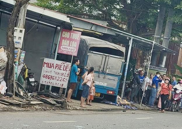 Tai nạn giao thông nghiêm trọng: Xe tải lao vào nhà dân ở Phú Mỹ gây 2 người tử vong- Ảnh 2.