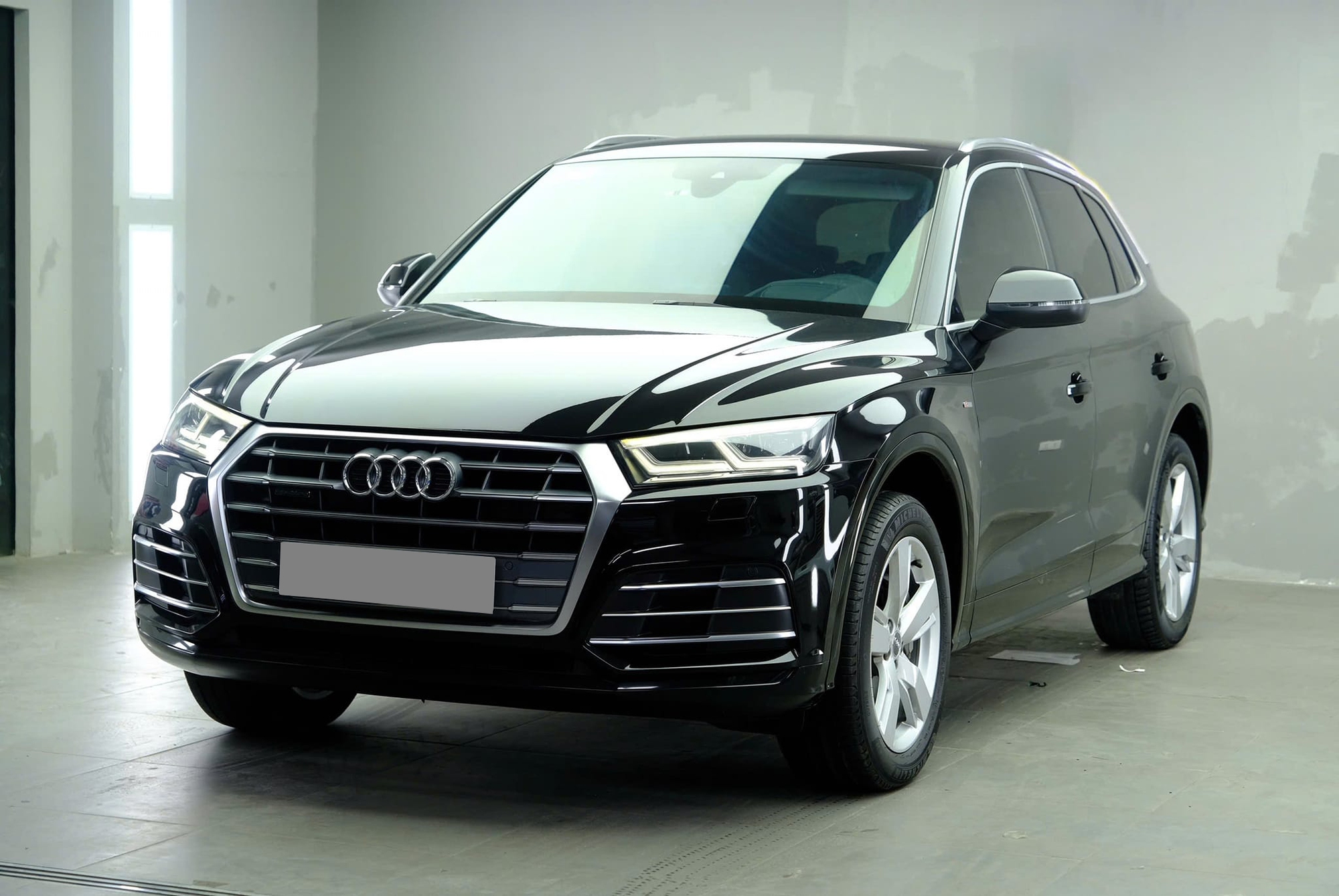 Audi Q5 APEC Edition rao bán giá gần 1,2 tỷ đồng: Bản giới hạn chỉ khoảng 50 xe, ghế da lộn, loa B&O, treo khí nén, có logo đặc biệt- Ảnh 2.