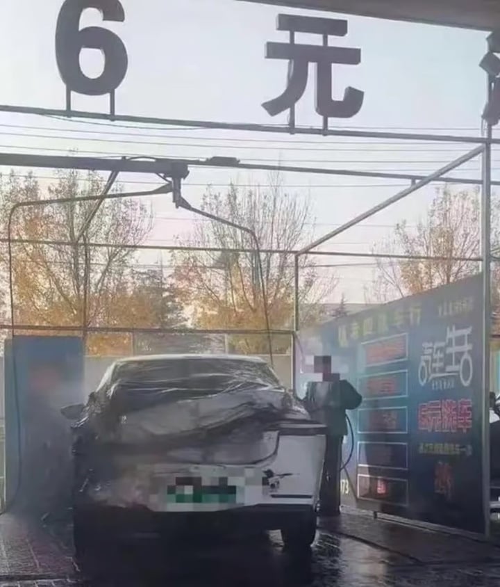 Dân mạng sốc với chiếc xe nát dính băng keo chằng chịt vẫn nhận chở khách- Ảnh 2. Dân mạng sốc với chiếc xe nát dính băng keo chằng chịt vẫn nhận chở khách- Ảnh 2.