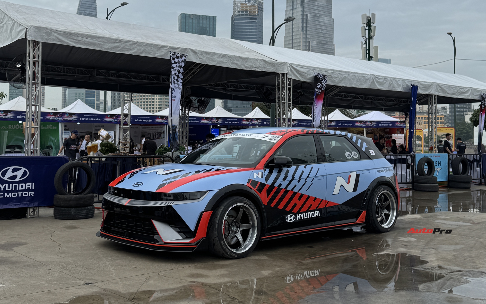 Hyundai Ioniq 5 N mạnh như siêu xe drift cực cháy giữa ngàn khán giả TP.HCM, xe điện nhưng 'giật tê người' sướng như xe xăng- Ảnh 2.