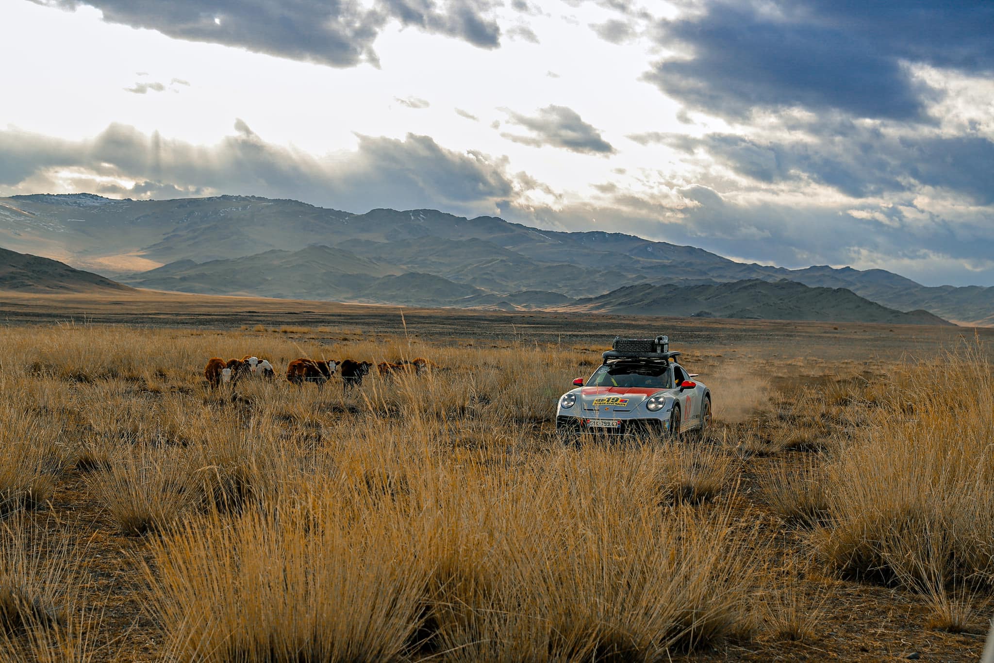 Chủ xe Porsche 911 Dakar: Từ bức ảnh trên Facebook tới quyết định mua xe và chuyến phượt hơn 33.000km từ Việt Nam tới Mông Cổ - Ảnh 3.