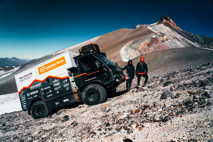 Xe tải điện năng lượng mặt trời leo lên ngọn núi lửa cao nhất thế giới - Ảnh 3.