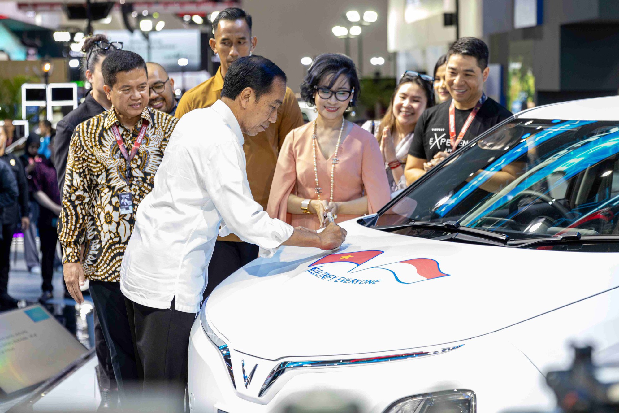 Tổng thống Indonesia trải nghiệm xe VinFast, hãng xe của ông Phạm Nhật Vượng hé lộ kế hoạch lớn tại xứ vạn đảo- Ảnh 1.