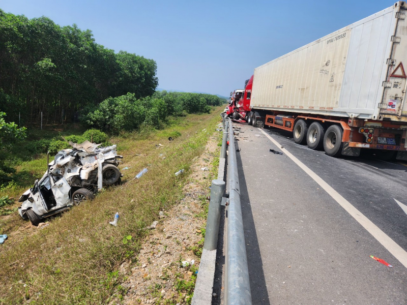 Tai nạn cao tốc Cam Lộ - La Sơn khiến 3 mẹ con tử vong: Tranh cãi tài xế phạm lỗi 