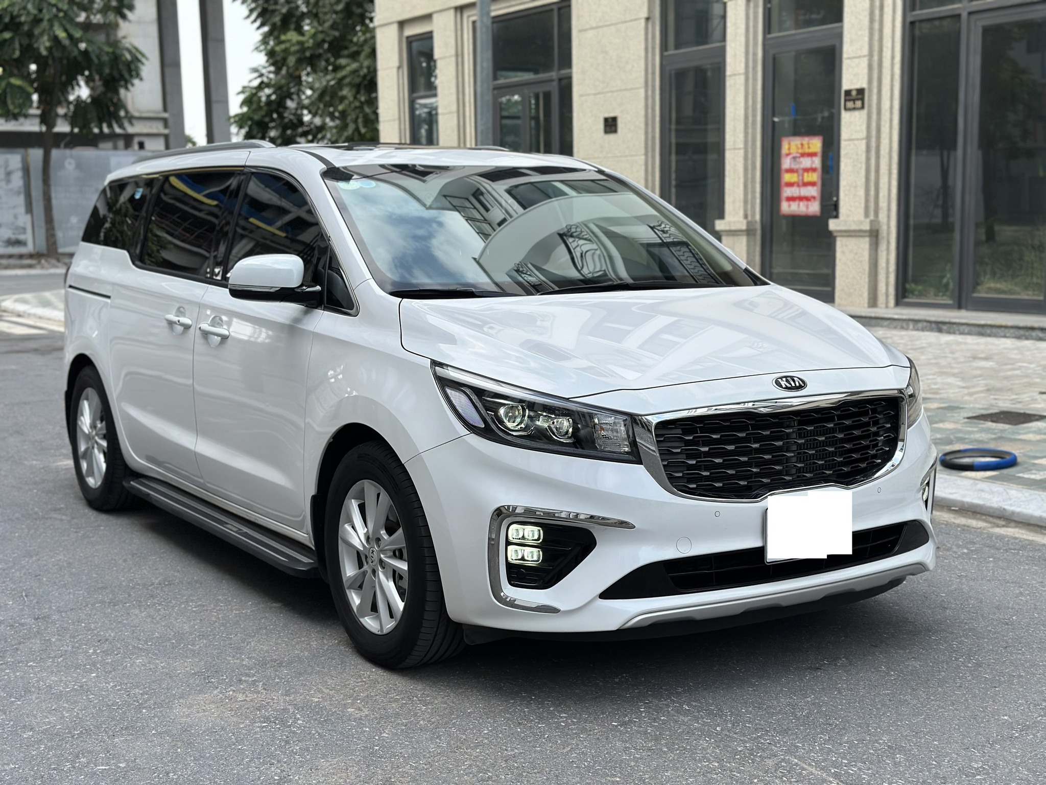 4 năm chỉ chạy 9.000km, chủ xe tự tin bán Kia Sedona giá hơn 1 tỷ đồng nhưng bị CĐM chê: 'Giá này thà mua Carnival cũ còn hơn' - Ảnh 1.