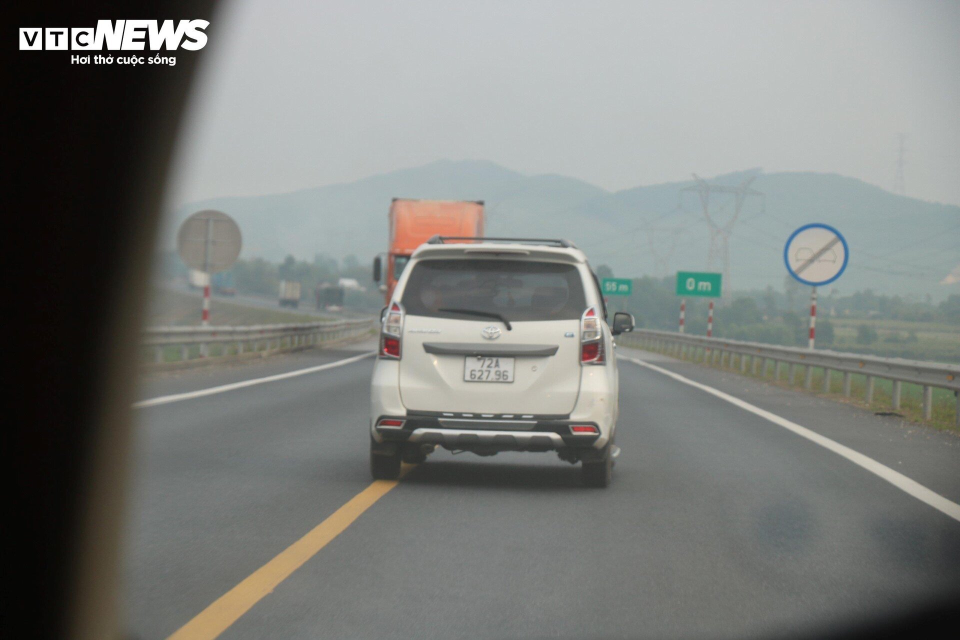 Ô tô vẫn 'đùa giỡn' với tử thần trên cao tốc Cam Lộ-La Sơn sau tai nạn thảm khốc - Ảnh 7.
