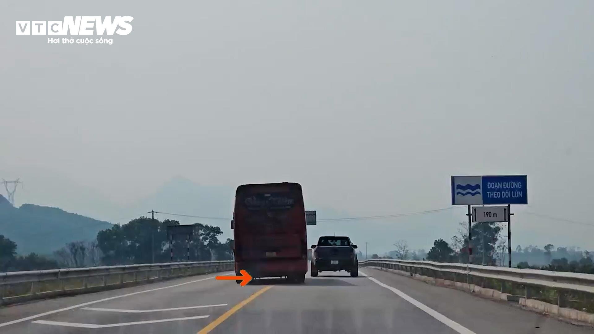 Ô tô vẫn 'đùa giỡn' với tử thần trên cao tốc Cam Lộ-La Sơn sau tai nạn thảm khốc - Ảnh 11.