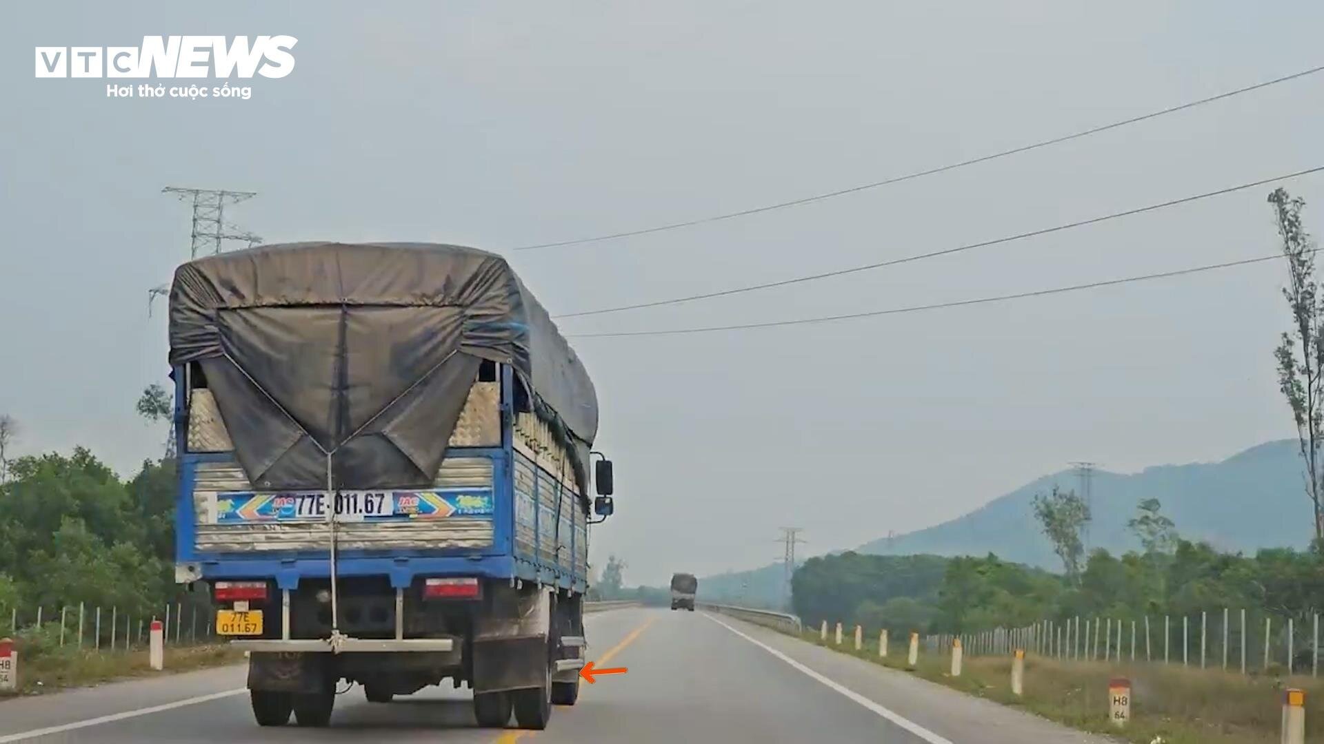 Ô tô vẫn 'đùa giỡn' với tử thần trên cao tốc Cam Lộ-La Sơn sau tai nạn thảm khốc - Ảnh 13.