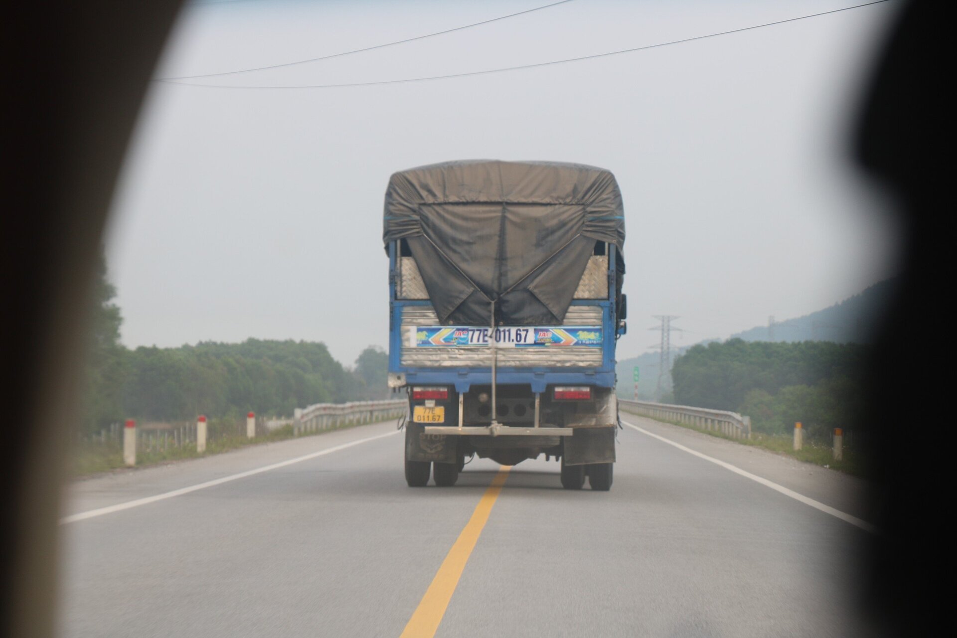 Ô tô vẫn 'đùa giỡn' với tử thần trên cao tốc Cam Lộ-La Sơn sau tai nạn thảm khốc - Ảnh 14.