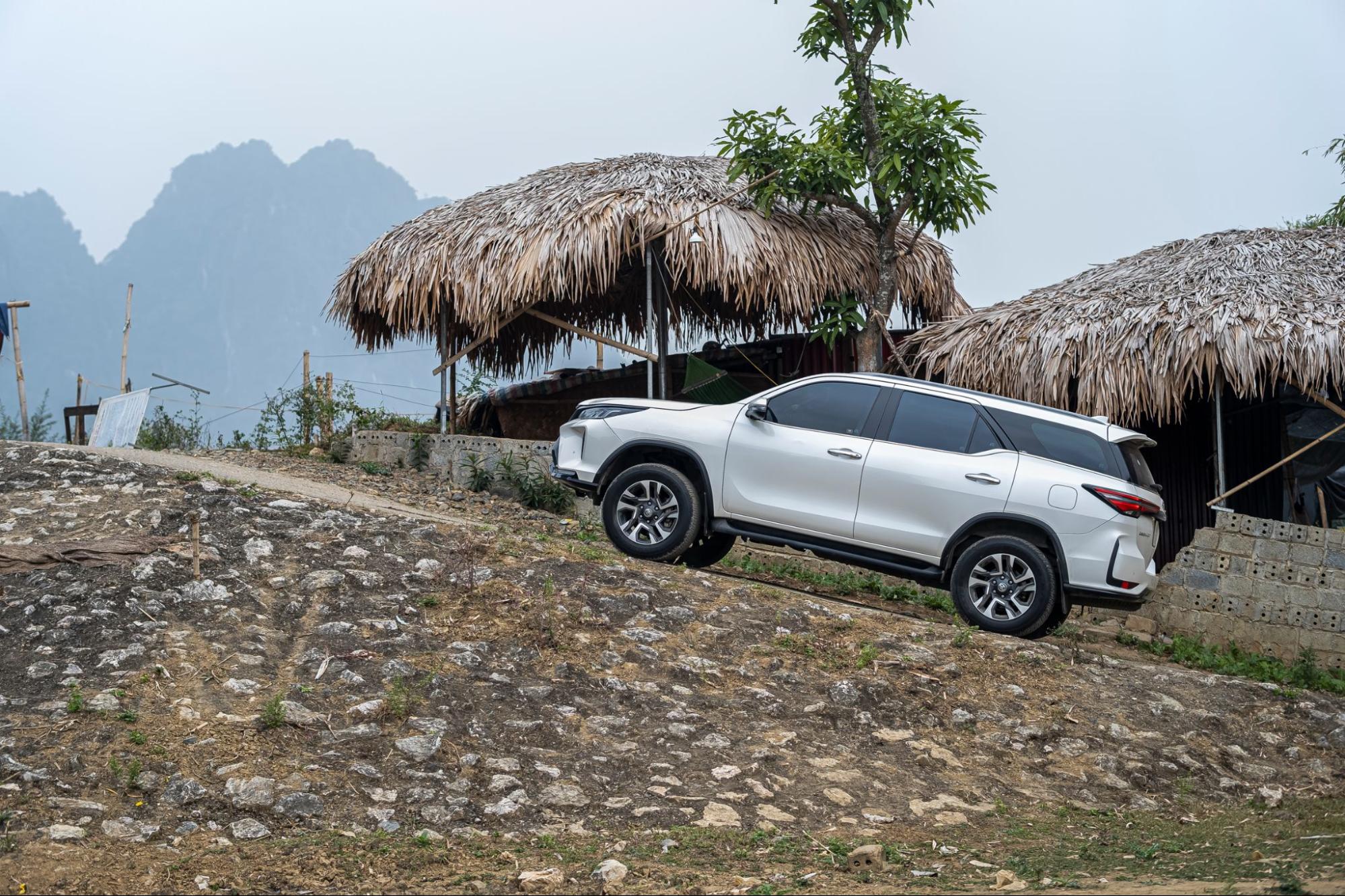 Cơ hội nào cho Toyota Fortuner 2024 tại Việt Nam khi thêm tiện nghi, giảm giá bán, bỏ số sàn
 - Ảnh 2.