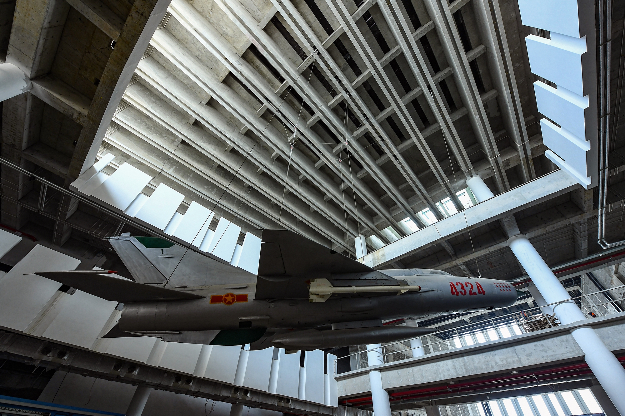 Khám phá loạt máy bay, xe tăng, khí tài quân sự 'khủng' tại bảo tàng rộng 740.000m2 ở Hà Nội - Ảnh 6.