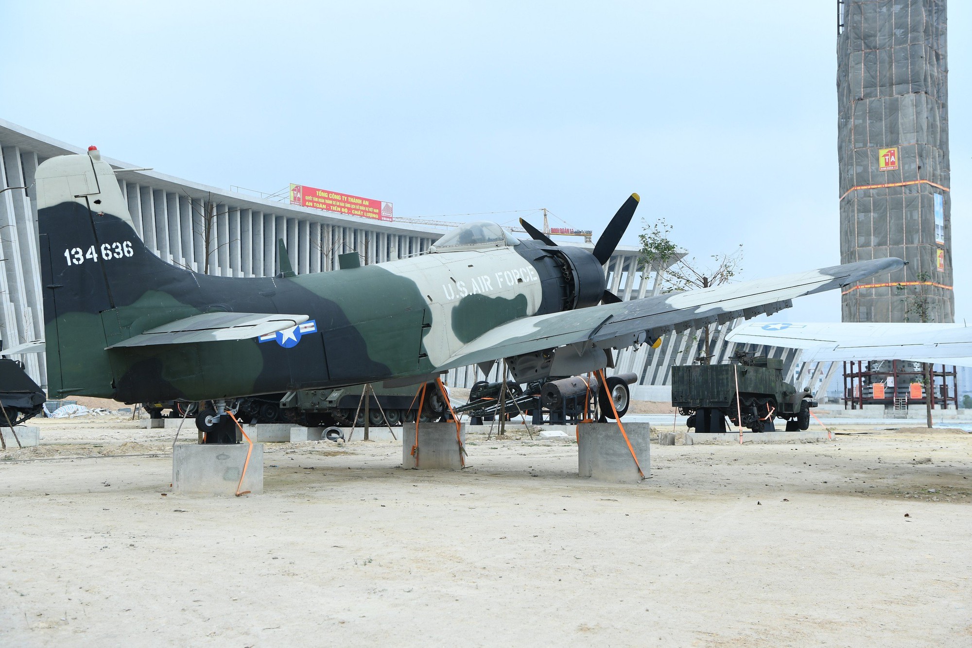 Khám phá loạt máy bay, xe tăng, khí tài quân sự 'khủng' tại bảo tàng rộng 740.000m2 ở Hà Nội - Ảnh 4.