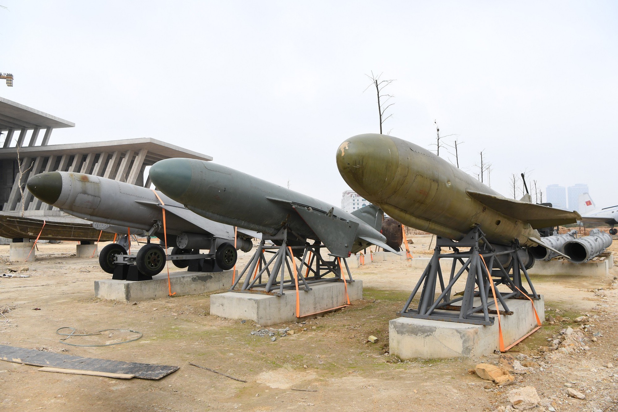 Khám phá loạt máy bay, xe tăng, khí tài quân sự 'khủng' tại bảo tàng rộng 740.000m2 ở Hà Nội - Ảnh 9.