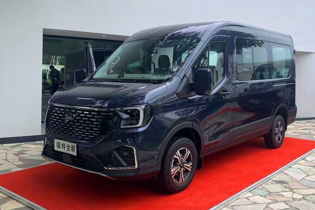 Đại lý nhận cọc Ford Transit 2024: Hai bản, có số tự động, giá dự kiến cao nhất 949 triệu - Ảnh 2.