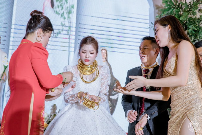 Đám cưới hot ở Diễn Châu Nghệ An: dàn siêu xe trăm tỷ, vàng đựng trong túi bóng, thân thế cô dâu chú rể mới &quot;đáng nể&quot; - Ảnh 2.