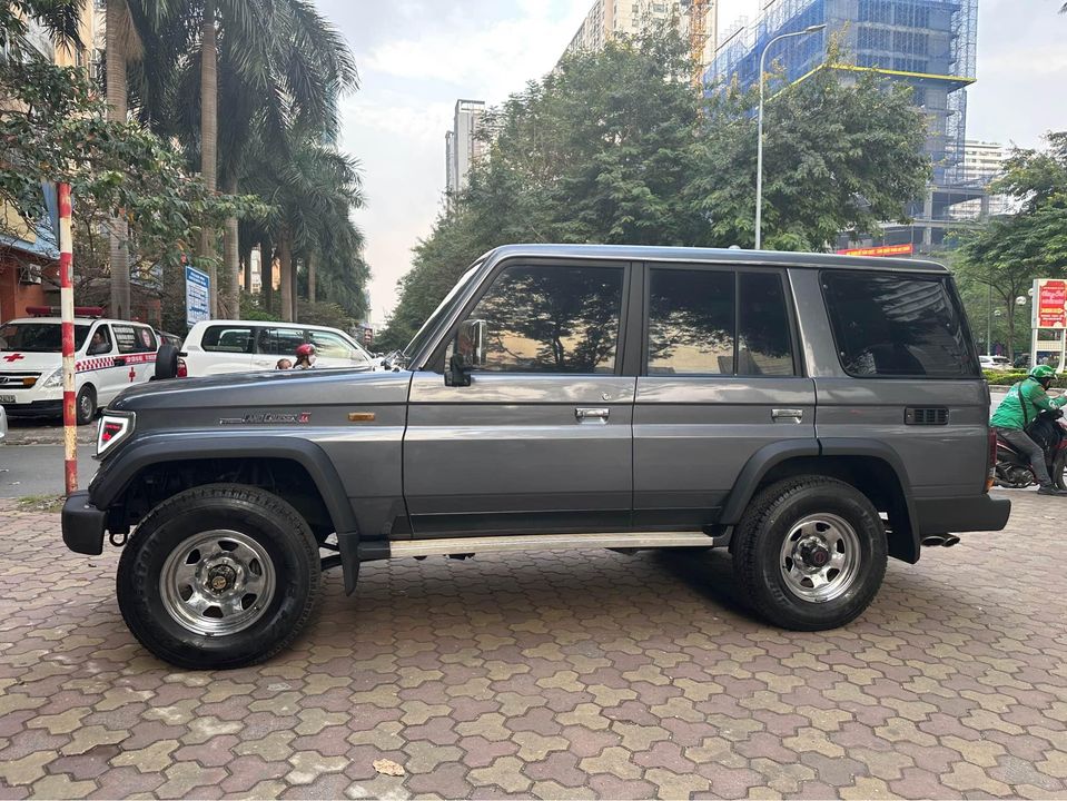 Bán Toyota Land Cruiser 33 năm tuổi giá 750 triệu, chủ xe tiết lộ: 'Đã lên kính chỉnh điện, lắp pô Mercedes G 63' - Ảnh 2.