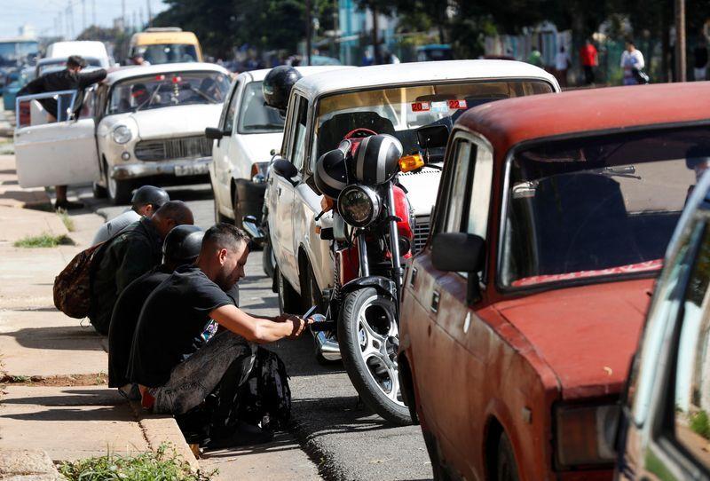Cuba tăng giá xăng 500%, trở thành quốc gia có xăng đắt nhất thế giới - Ảnh 2.