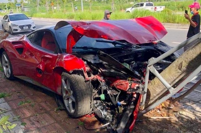 Siêu xe Ferrari 488 GTB tái xuất sau hơn một năm tông đổ cây tại Hà Nội - Ảnh 2.