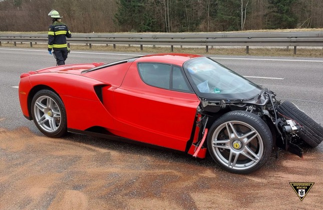 Nhân viên đại lý tông nát đầu siêu xe Ferrari Enzo triệu USD - Ảnh 1.