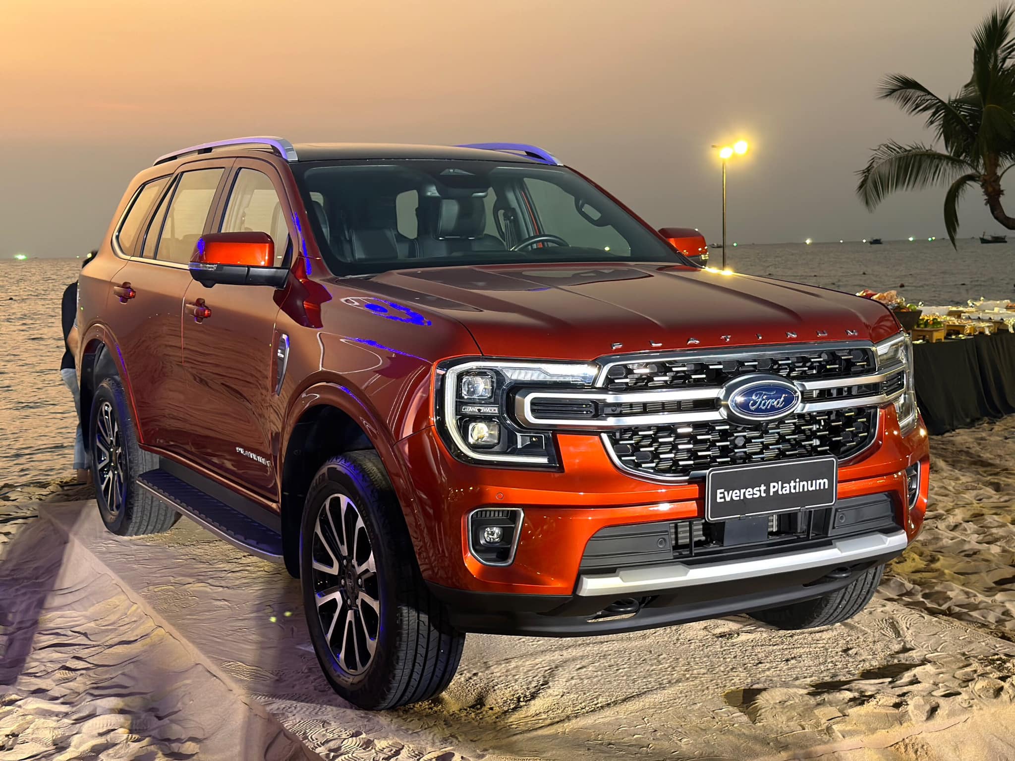 Ford Everest Platinum ra mắt đại lý - Ảnh 1.